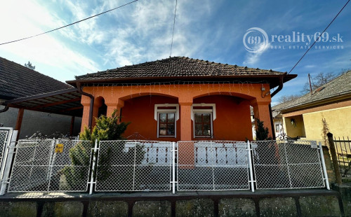 MAĎARSKO - MESZES PEKNÝ ZREKONŠTRUOVANÝ RD S VERANDOU BLÍZKO JAZERA RAKACA.