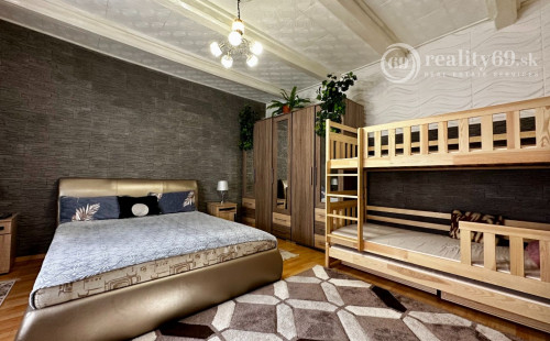 MAĎARSKO - MESZES PEKNÝ ZREKONŠTRUOVANÝ RD S VERANDOU BLÍZKO JAZERA RAKACA.