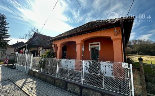 MAĎARSKO - MESZES PEKNÝ ZREKONŠTRUOVANÝ RD S VERANDOU BLÍZKO JAZERA RAKACA.