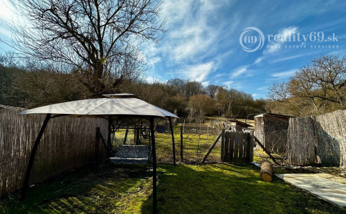 MAĎARSKO - MESZES PEKNÝ ZREKONŠTRUOVANÝ RD S VERANDOU BLÍZKO JAZERA RAKACA.