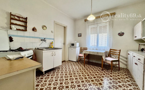 MAĎARSKO - SZENDRO - PEKNÝ 3 IZBOVÝ RODINNÝ DOM, GARÁŽ