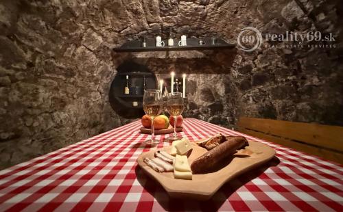 MAĎARSKO - ABAÚJSZÁTÓ - FUNKČNÁ VINNÁ PIVNICA PRE GURMÁNOV.