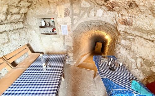 MAĎARSKO - ABAÚJSZÁTÓ - FUNKČNÁ VINNÁ PIVNICA PRE GURMÁNOV.