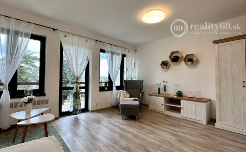 MAĎARSKO - JAZERO RAKACA - KOMPLETNE ZARIADENÁ MUROVANÁ POSCHODOVÁ CHATA PRI JAZERE S TERASOU.