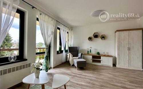 MAĎARSKO - JAZERO RAKACA - KOMPLETNE ZARIADENÁ MUROVANÁ POSCHODOVÁ CHATA PRI JAZERE S TERASOU.