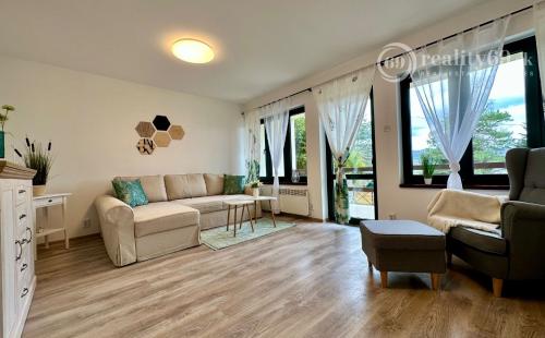 MAĎARSKO - JAZERO RAKACA - KOMPLETNE ZARIADENÁ MUROVANÁ POSCHODOVÁ CHATA PRI JAZERE S TERASOU.