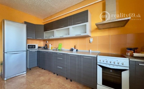 MAĎARSKO - PERKUPA 5 IZBOVÝ POSCHODOVÝ DOM PO REKONŠTRUKCII.