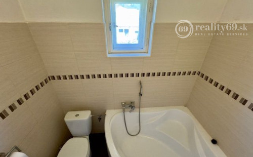 MAĎARSKO - PERKUPA 5 IZBOVÝ POSCHODOVÝ DOM PO REKONŠTRUKCII.