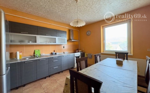 MAĎARSKO - PERKUPA 5 IZBOVÝ POSCHODOVÝ DOM PO REKONŠTRUKCII.