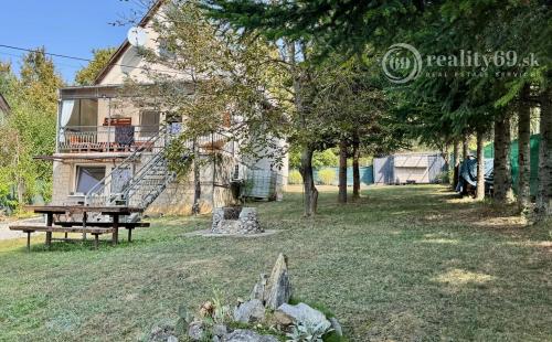 MAĎARSKO - JAZERO RAKACA - POSCHODOVÁ 4 IZBOVÁ CHATA, KUCHYŇA, PRI JAZERE S TERASOU.