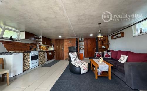 MAĎARSKO - JAZERO RAKACA - POSCHODOVÁ 4 IZBOVÁ CHATA, KUCHYŇA, PRI JAZERE S TERASOU.