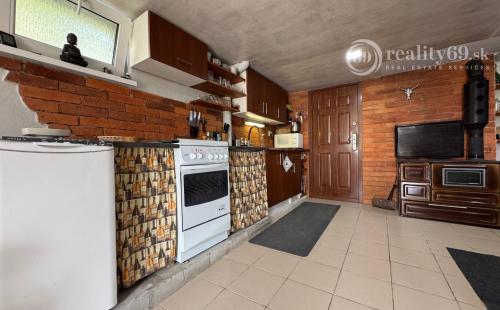 MAĎARSKO - JAZERO RAKACA - POSCHODOVÁ 4 IZBOVÁ CHATA, KUCHYŇA, PRI JAZERE S TERASOU.