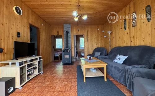 MAĎARSKO - JAZERO RAKACA - POSCHODOVÁ 4 IZBOVÁ CHATA, KUCHYŇA, PRI JAZERE S TERASOU.