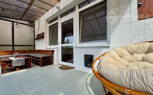 MAĎARSKO - JAZERO RAKACA - POSCHODOVÁ 4 IZBOVÁ CHATA, KUCHYŇA, PRI JAZERE S TERASOU.