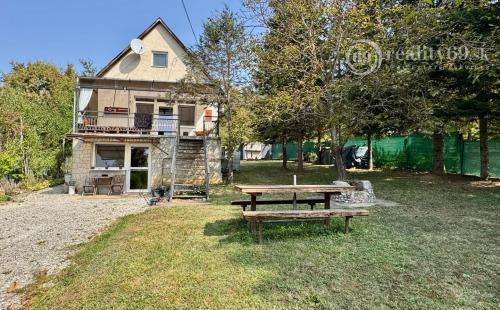 MAĎARSKO - JAZERO RAKACA - POSCHODOVÁ 4 IZBOVÁ CHATA, KUCHYŇA, PRI JAZERE S TERASOU.