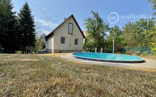 MAĎARSKO - JAZERO RAKACA - POSCHODOVÁ 4 IZBOVÁ CHATA, KUCHYŇA, PRI JAZERE S TERASOU.