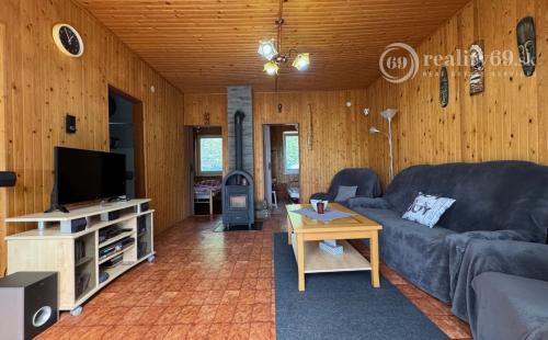 MAĎARSKO - JAZERO RAKACA - POSCHODOVÁ 4 IZBOVÁ CHATA, KUCHYŇA, PRI JAZERE S TERASOU.