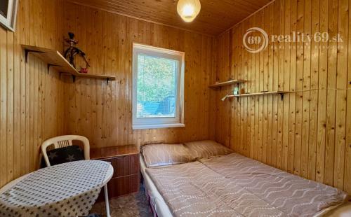 MAĎARSKO - JAZERO RAKACA - POSCHODOVÁ 4 IZBOVÁ CHATA, KUCHYŇA, PRI JAZERE S TERASOU.