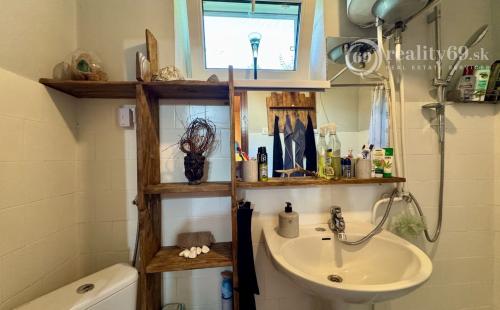 MAĎARSKO - JAZERO RAKACA - POSCHODOVÁ 4 IZBOVÁ CHATA, KUCHYŇA, PRI JAZERE S TERASOU.