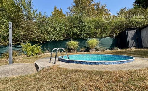 MAĎARSKO - JAZERO RAKACA - POSCHODOVÁ 4 IZBOVÁ CHATA, KUCHYŇA, PRI JAZERE S TERASOU.