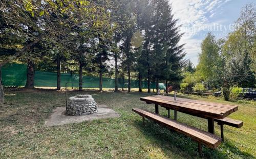 MAĎARSKO - JAZERO RAKACA - POSCHODOVÁ 4 IZBOVÁ CHATA, KUCHYŇA, PRI JAZERE S TERASOU.