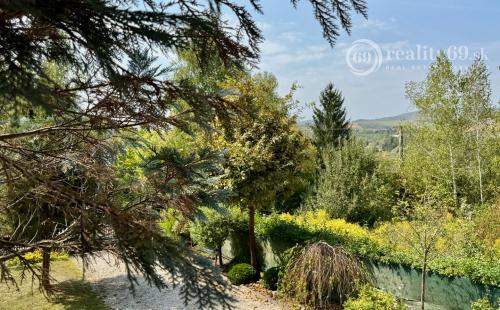 MAĎARSKO - JAZERO RAKACA - POSCHODOVÁ 4 IZBOVÁ CHATA, KUCHYŇA, PRI JAZERE S TERASOU.