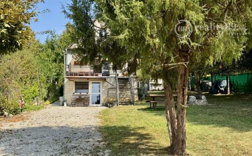 MAĎARSKO - JAZERO RAKACA - POSCHODOVÁ 4 IZBOVÁ CHATA, KUCHYŇA, PRI JAZERE S TERASOU.