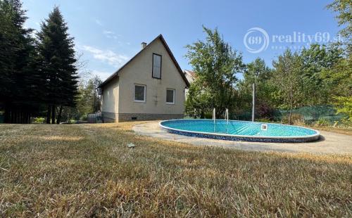 MAĎARSKO - JAZERO RAKACA - POSCHODOVÁ 4 IZBOVÁ CHATA, KUCHYŇA, PRI JAZERE S TERASOU.