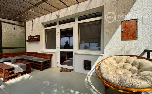 MAĎARSKO - JAZERO RAKACA - POSCHODOVÁ 4 IZBOVÁ CHATA, KUCHYŇA, PRI JAZERE S TERASOU.