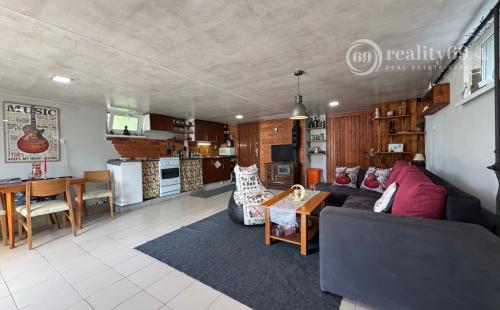 MAĎARSKO - JAZERO RAKACA - POSCHODOVÁ 4 IZBOVÁ CHATA, KUCHYŇA, PRI JAZERE S TERASOU.