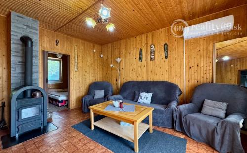 MAĎARSKO - JAZERO RAKACA - POSCHODOVÁ 4 IZBOVÁ CHATA, KUCHYŇA, PRI JAZERE S TERASOU.