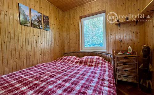 MAĎARSKO - JAZERO RAKACA - POSCHODOVÁ 4 IZBOVÁ CHATA, KUCHYŇA, PRI JAZERE S TERASOU.