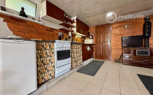 MAĎARSKO - JAZERO RAKACA - POSCHODOVÁ 4 IZBOVÁ CHATA, KUCHYŇA, PRI JAZERE S TERASOU.