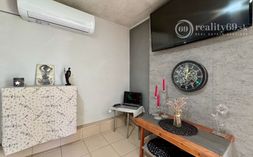 MAĎARSKO - JAZERO RAKACA - POSCHODOVÁ 4 IZBOVÁ CHATA, KUCHYŇA, PRI JAZERE S TERASOU.