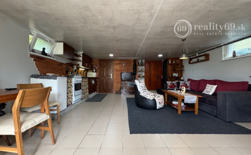 MAĎARSKO - JAZERO RAKACA - POSCHODOVÁ 4 IZBOVÁ CHATA, KUCHYŇA, PRI JAZERE S TERASOU.