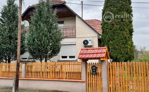 MAĎARSKO - MÁRTONYI - PEKNÝ 4 IZBOVÝ RD V KRÁSNEJ LOKALITE BLÍZKO JAZERA RAKACA.