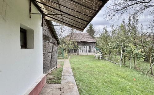 MAĎARSKO - MÁRTONYI - PEKNÝ 4 IZBOVÝ RD V KRÁSNEJ LOKALITE BLÍZKO JAZERA RAKACA.