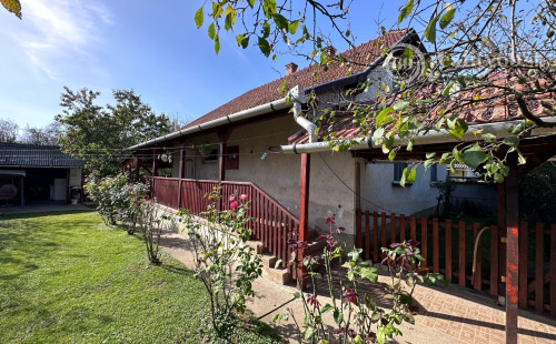 MAĎARSKO - SZENDRO  4 IZBOVÝ RODINNÝ DOM NA KĽUDNOM MIESTE