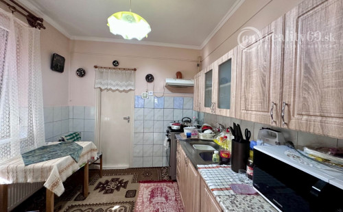 MAĎARSKO - SZENDRO  4 IZBOVÝ RODINNÝ DOM NA KĽUDNOM MIESTE