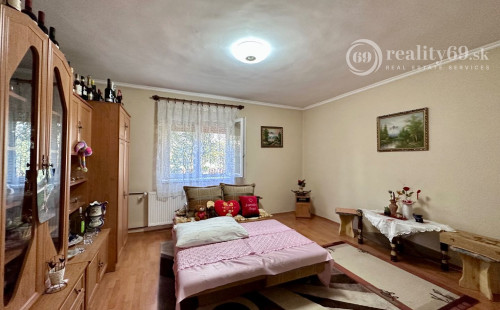 MAĎARSKO - SZENDRO  4 IZBOVÝ RODINNÝ DOM NA KĽUDNOM MIESTE