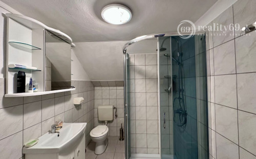 MAĎARSKO - SZENDRO  4 IZBOVÝ RODINNÝ DOM NA KĽUDNOM MIESTE