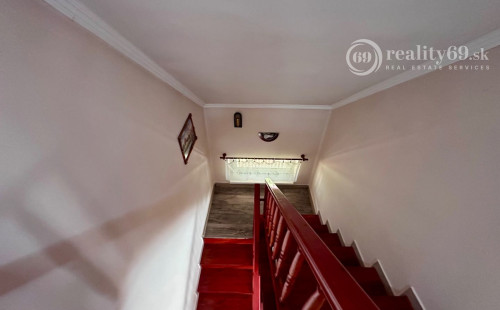 MAĎARSKO - SZENDRO  4 IZBOVÝ RODINNÝ DOM NA KĽUDNOM MIESTE