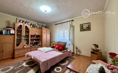 MAĎARSKO - SZENDRO  4 IZBOVÝ RODINNÝ DOM NA KĽUDNOM MIESTE