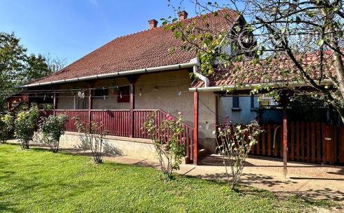 MAĎARSKO - SZENDRO  4 IZBOVÝ RODINNÝ DOM NA KĽUDNOM MIESTE