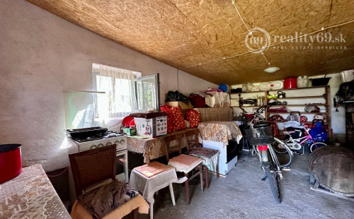 MAĎARSKO - SZENDRO  4 IZBOVÝ RODINNÝ DOM NA KĽUDNOM MIESTE