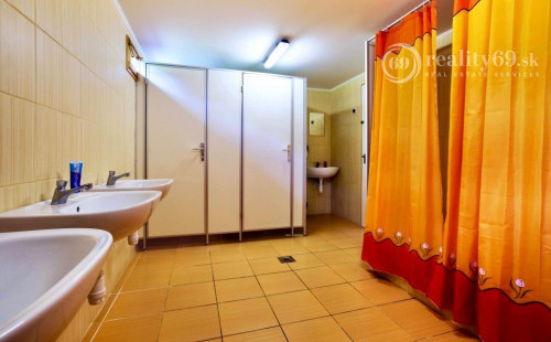 NOVÁ CENA - MAĎARSKO - HOLLÓHÁZA OBYTNÝ UBYTOVACÍ KOMPLEX PRE 60 ĽUDÍ