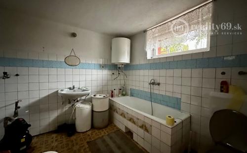 MAĎARSKO - TORNASZENTANDRÁS - PEKNÝ 3 IZBOVÝ DOM, LETNÁ KUCHYŇA.