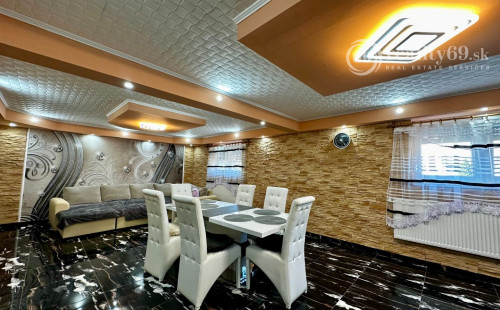 MAĎARSKO - SZENDRO  PEKNÝ DVOJGENERAČNÝ RODINNÝ DOM PO KOMPLETNEJ REKONŠTRUKCII LEN 60 KM Z KOŠÍC