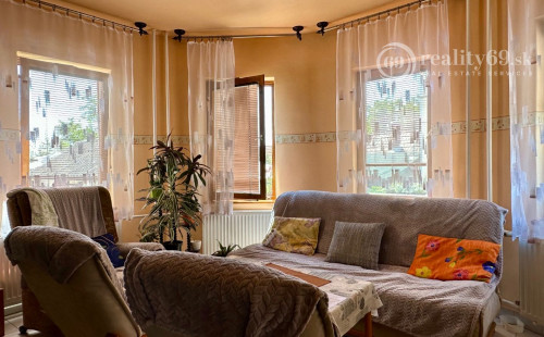 MAĎARSKO - SZENDRO PEKNÝ 5 IZBOVÝ RODINNÝ DOM S 2 BYTOVÝMI JEDNOTKAMI, S TERASOU A GARÁŽOU