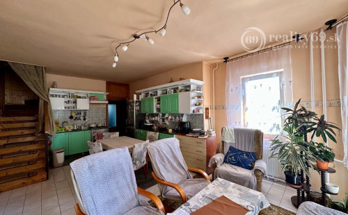 MAĎARSKO - SZENDRO PEKNÝ 5 IZBOVÝ RODINNÝ DOM S 2 BYTOVÝMI JEDNOTKAMI, S TERASOU A GARÁŽOU